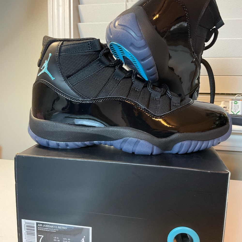 Authentic Jordan Retro 11 in Black and Gamma Blue size 7 Men - Picture 3 of 11